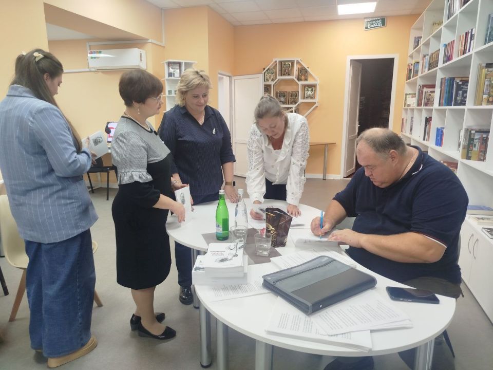 Творческая встреча с поэтом Андреем Звягиным По инициативе Елены Задонской, руководителя общественной организации «К Чистым истокам» ю, члена Союза Женщин России в городе Торез, в Центральной библиотеке города Шахтёрска... Творческая встреча с поэтом Андреем Звягиным По инициативе Елены Задонской, руководителя общественной организации «К Чистым истокам» ю, члена Союза Женщин России в городе Торез, в Центральной библиотеке города Шахтёрска...