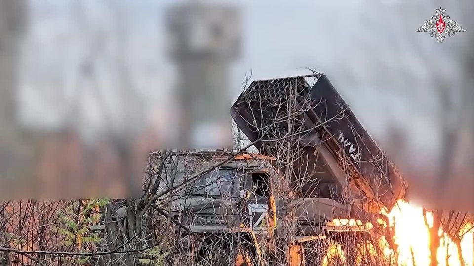 В Минобороны показали боевую работу расчета РСЗО «Град» артиллерийского соединения 8-й гвардейской общевойсковой армии группировки войск «Центр» на красноармейском направлении