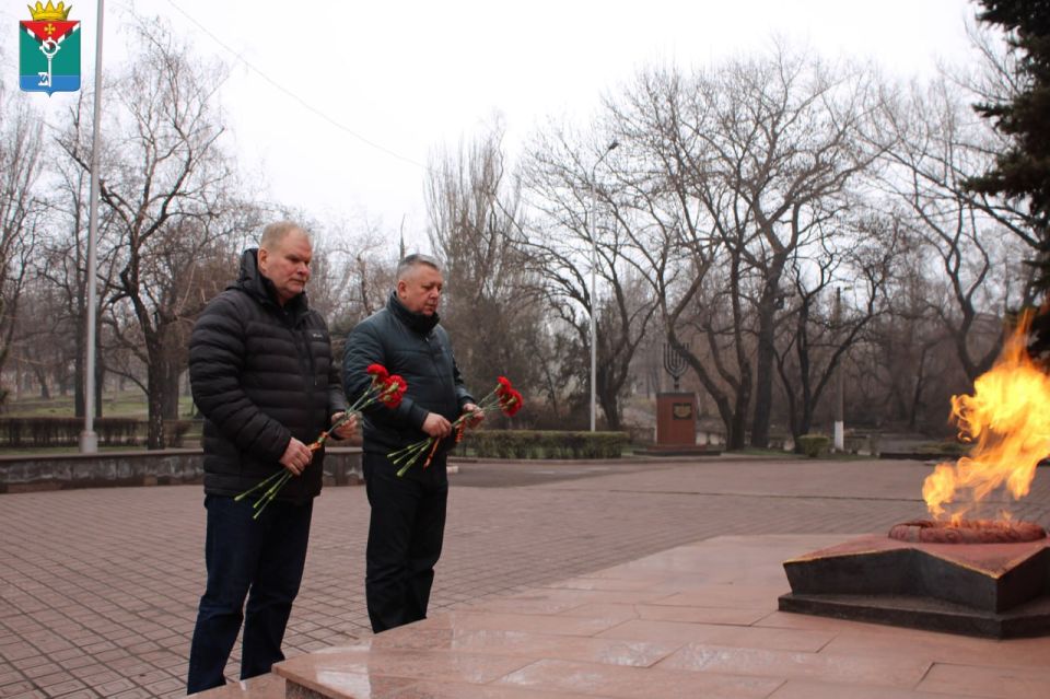 Александр Петрикин: Сегодня, в День Неизвестного Солдата совместно со своими заместителями, депутатами Краснолиманского муниципального совета и сотрудниками администрации округа возложили цветы на Мемориале «Вечный огонь» к... Александр Петрикин: Сегодня, в День Неизвестного Солдата совместно со своими заместителями, депутатами Краснолиманского муниципального совета и сотрудниками администрации округа возложили цветы на Мемориале «Вечный огонь» к...