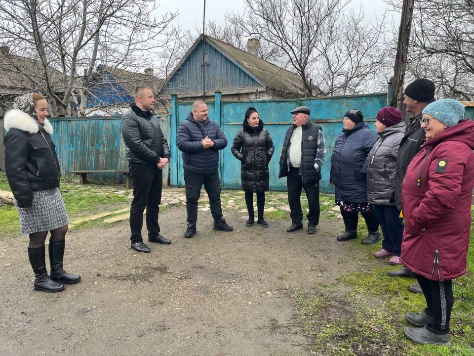 Вчера, первый заместитель главы Администрации городского округа Харцызск Олег Захаров провел встречу с жителями в пгт Троицко-Харцызск по адресу ул. Котовского, д. 6 Вчера, первый заместитель главы Администрации городского округа Харцызск Олег Захаров провел встречу с жителями в пгт Троицко-Харцызск по адресу ул. Котовского, д. 6