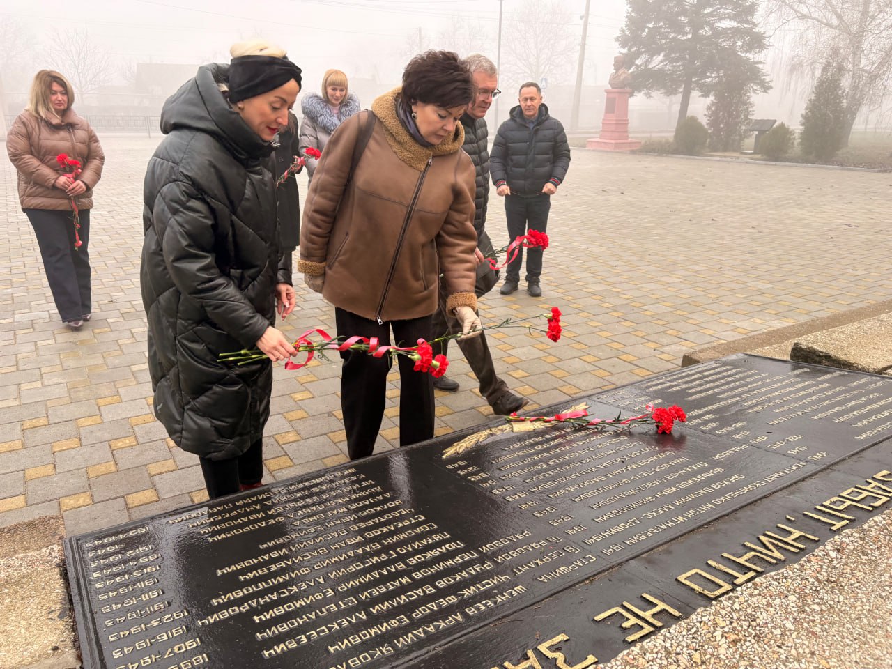 Александр Пеняев: Сегодня, в День Неизвестного солдата, вместе с председателем муниципального совета Анной Бондарь, депутатами и заместителями главы администрации возложили цветы к памятнику, установленному в честь всех... Александр Пеняев: Сегодня, в День Неизвестного солдата, вместе с председателем муниципального совета Анной Бондарь, депутатами и заместителями главы администрации возложили цветы к памятнику, установленному в честь всех...