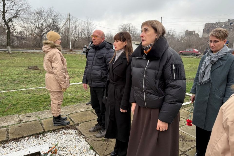 Александр Шатов: В Шахтерске почтили память павших воинов, имена которых остались неизвестными Александр Шатов: В Шахтерске почтили память павших воинов, имена которых остались неизвестными