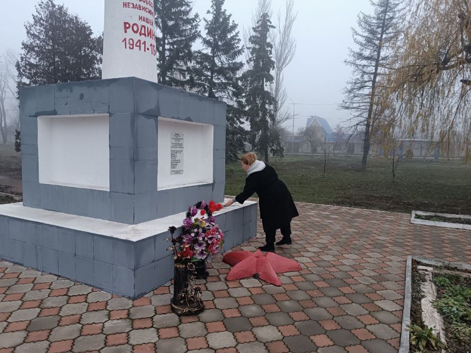 Возложение цветов ко Дню Неизвестного солдата Возложение цветов ко Дню Неизвестного солдата