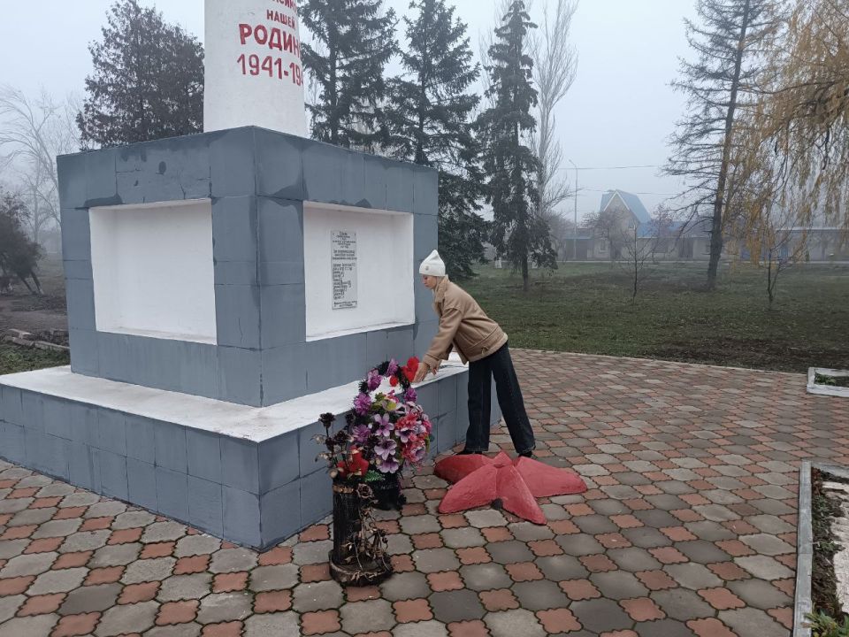 Возложение цветов ко Дню Неизвестного солдата Возложение цветов ко Дню Неизвестного солдата