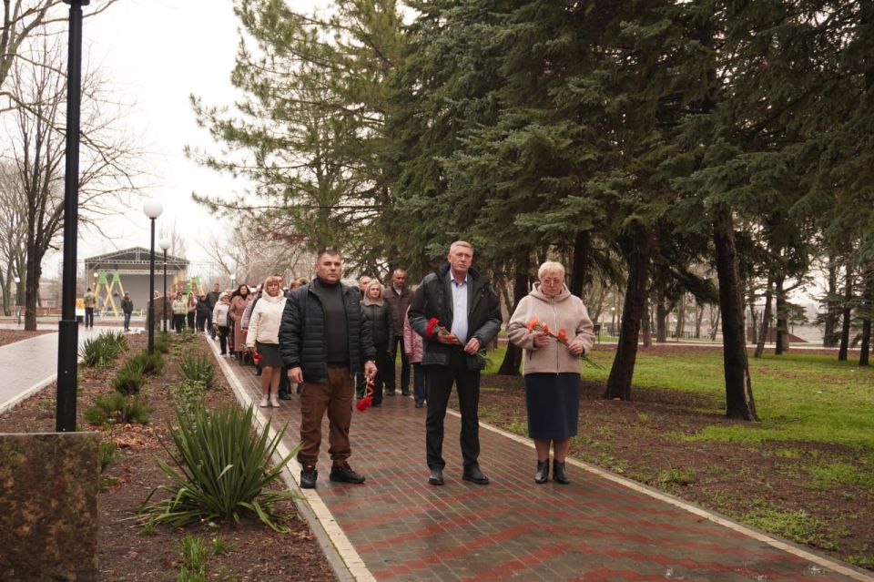 Сергей Юзвинкевич: Сегодня в День Неизвестного Солдата вместе с коллегами и представителями трудовых коллективов отдали дань памяти героям, чьи имена остались неизвестны, но чей подвиг навсегда вписан в историю нашей страны Сергей Юзвинкевич: Сегодня в День Неизвестного Солдата вместе с коллегами и представителями трудовых коллективов отдали дань памяти героям, чьи имена остались неизвестны, но чей подвиг навсегда вписан в историю нашей страны