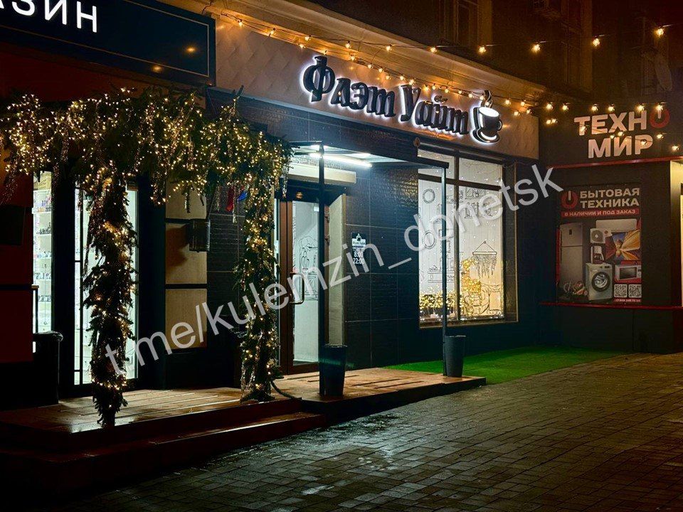 Алексей Кулемзин: Постепенно витрины магазинов нашего города начинают мерцать гирляндами, а в кафе витает аромат мандаринов и имбиря Алексей Кулемзин: Постепенно витрины магазинов нашего города начинают мерцать гирляндами, а в кафе витает аромат мандаринов и имбиря