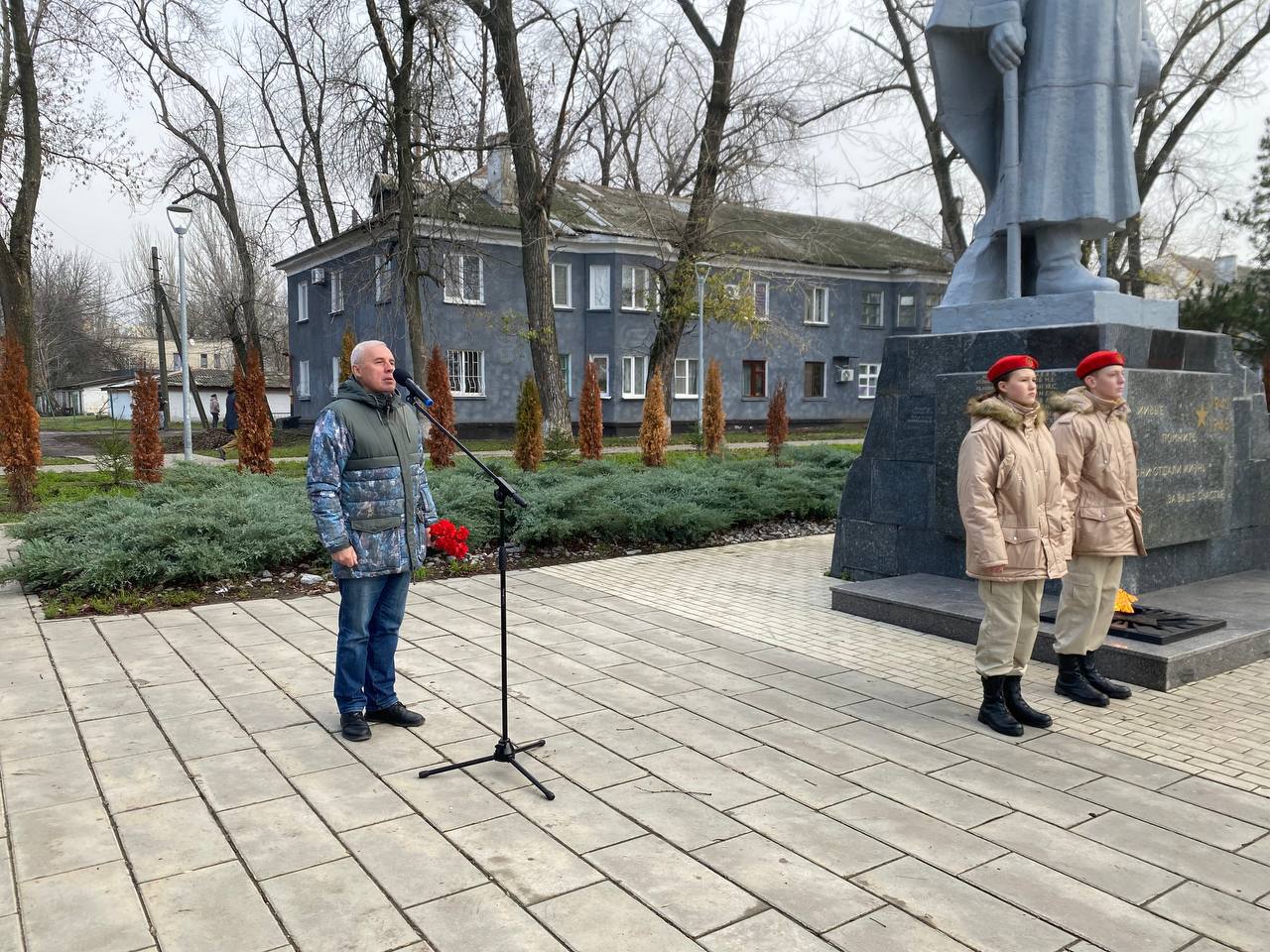 Евгений Поплавский: В День Неизвестного Солдата состоялось возложение цветов к мемориалу «Братская могила советских воинов» Евгений Поплавский: В День Неизвестного Солдата состоялось возложение цветов к мемориалу «Братская могила советских воинов»