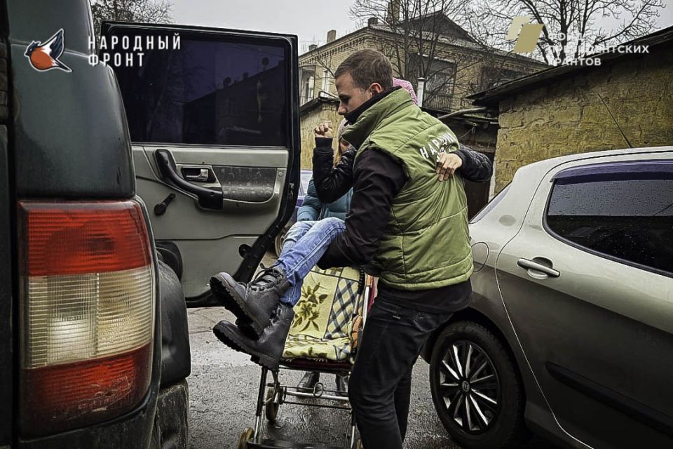 Мы всегда рядом!. Активисты Молодёжки Народного фронта пришли на помощь особенной девочке и её маме Мы всегда рядом!. Активисты Молодёжки Народного фронта пришли на помощь особенной девочке и её маме