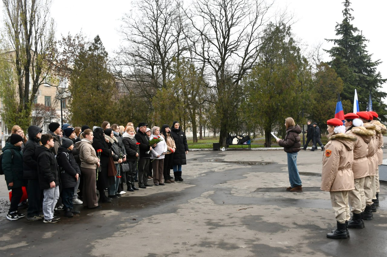 В Кировском почтили память погибших воинов в День неизвестного солдата В Кировском почтили память погибших воинов в День неизвестного солдата