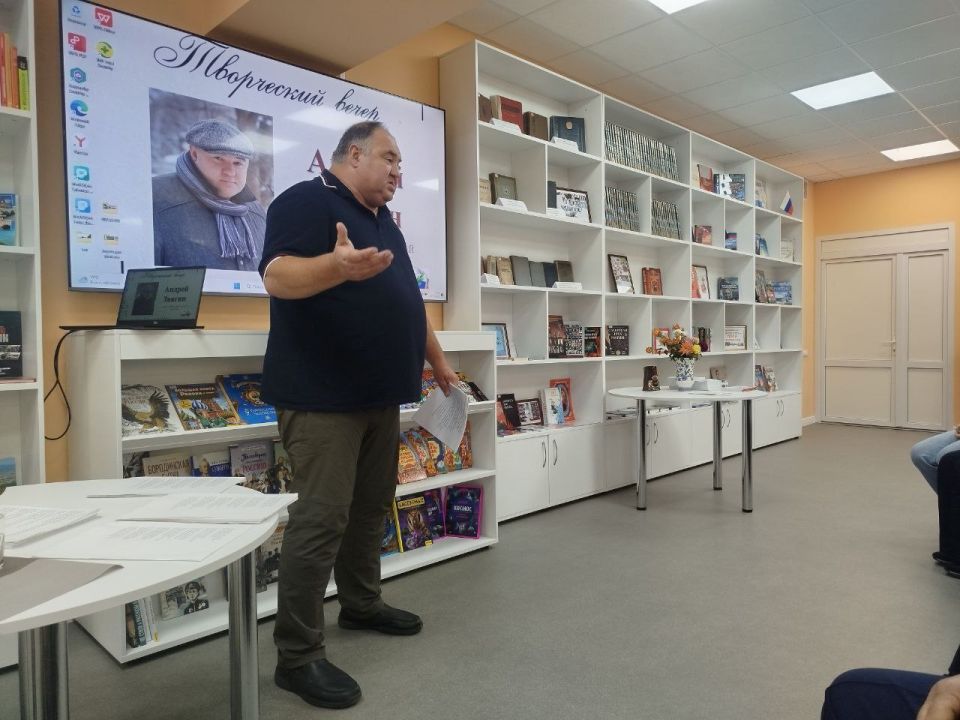 Творческая встреча с поэтом Андреем Звягиным По инициативе Елены Задонской, руководителя общественной организации «К Чистым истокам» ю, члена Союза Женщин России в городе Торез, в Центральной библиотеке города Шахтёрска... Творческая встреча с поэтом Андреем Звягиным По инициативе Елены Задонской, руководителя общественной организации «К Чистым истокам» ю, члена Союза Женщин России в городе Торез, в Центральной библиотеке города Шахтёрска...