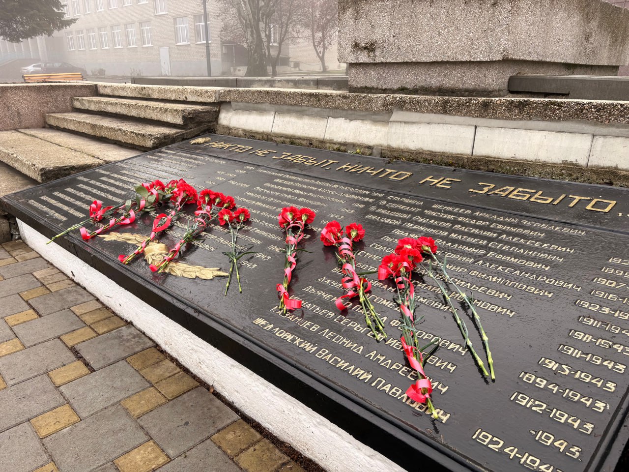 Александр Пеняев: Сегодня, в День Неизвестного солдата, вместе с председателем муниципального совета Анной Бондарь, депутатами и заместителями главы администрации возложили цветы к памятнику, установленному в честь всех... Александр Пеняев: Сегодня, в День Неизвестного солдата, вместе с председателем муниципального совета Анной Бондарь, депутатами и заместителями главы администрации возложили цветы к памятнику, установленному в честь всех...