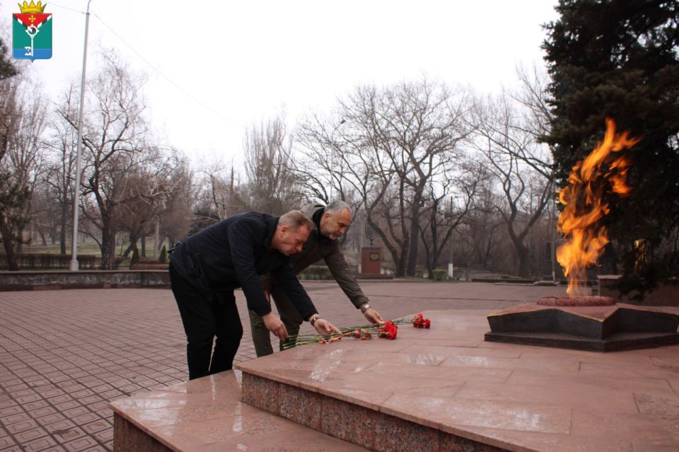 Александр Петрикин: Сегодня, в День Неизвестного Солдата совместно со своими заместителями, депутатами Краснолиманского муниципального совета и сотрудниками администрации округа возложили цветы на Мемориале «Вечный огонь» к... Александр Петрикин: Сегодня, в День Неизвестного Солдата совместно со своими заместителями, депутатами Краснолиманского муниципального совета и сотрудниками администрации округа возложили цветы на Мемориале «Вечный огонь» к...