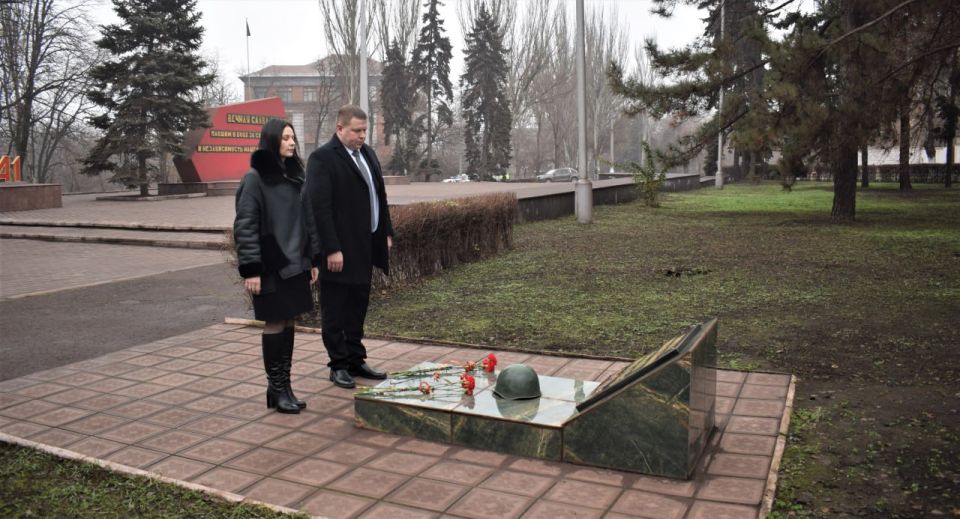 Игорь Мартынов: Ко Дню Неизвестного Солдата в Енакиево прошла церемония возложения цветов Игорь Мартынов: Ко Дню Неизвестного Солдата в Енакиево прошла церемония возложения цветов