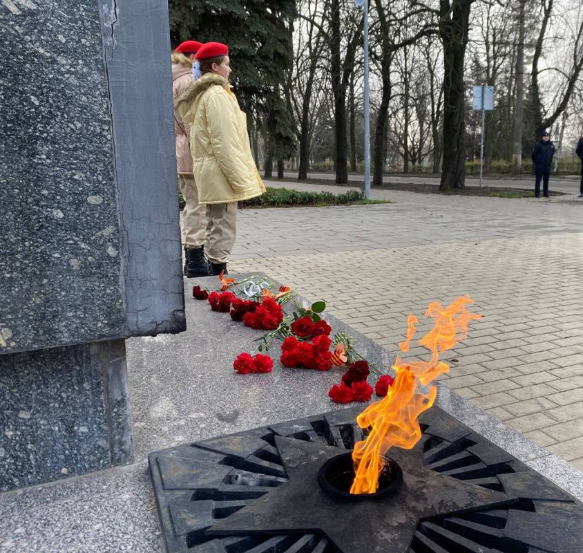 Евгений Поплавский: В День Неизвестного Солдата состоялось возложение цветов к мемориалу «Братская могила советских воинов» Евгений Поплавский: В День Неизвестного Солдата состоялось возложение цветов к мемориалу «Братская могила советских воинов»