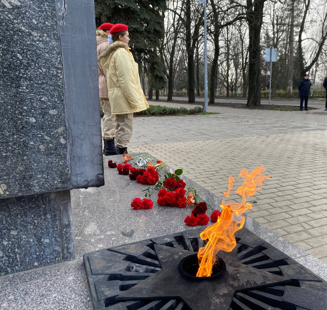 Евгений Поплавский: В День Неизвестного Солдата состоялось возложение цветов к мемориалу «Братская могила советских воинов» Евгений Поплавский: В День Неизвестного Солдата состоялось возложение цветов к мемориалу «Братская могила советских воинов»