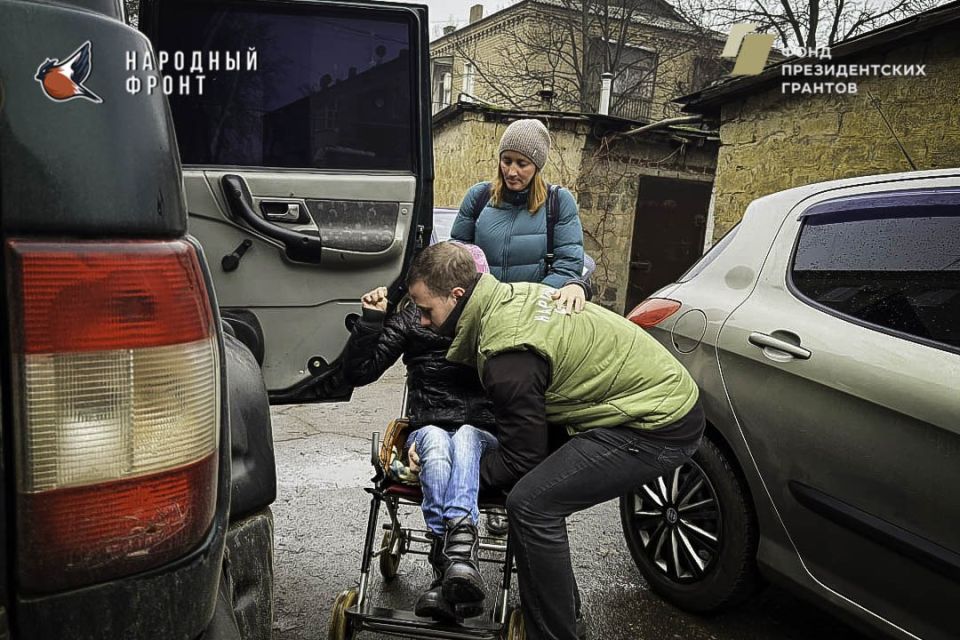 Мы всегда рядом!. Активисты Молодёжки Народного фронта пришли на помощь особенной девочке и её маме Мы всегда рядом!. Активисты Молодёжки Народного фронта пришли на помощь особенной девочке и её маме