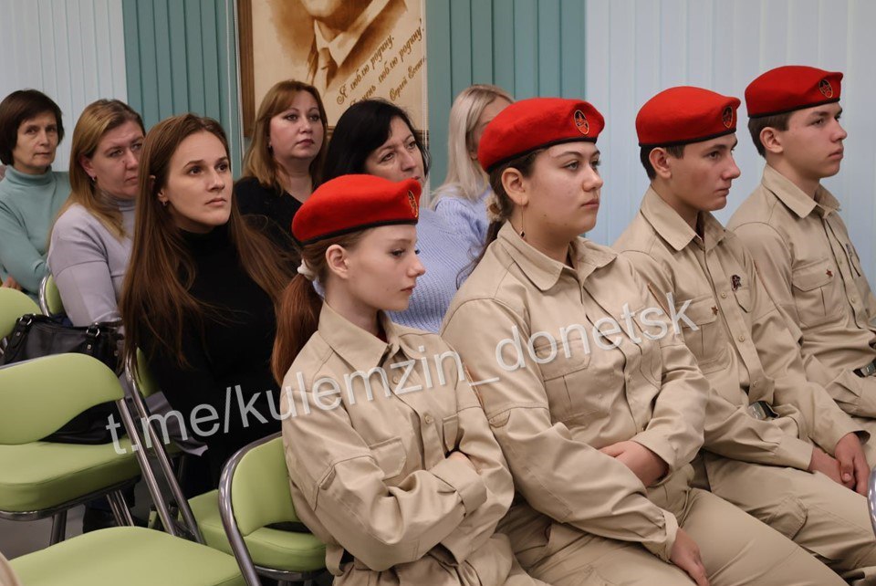 В преддверии Дня Героев Отечества в Центральной городской библиотеке для взрослых состоялась презентация книги «Земли донецкой главный рядовой: литература сражающегося Донбасса» В преддверии Дня Героев Отечества в Центральной городской библиотеке для взрослых состоялась презентация книги «Земли донецкой главный рядовой: литература сражающегося Донбасса»