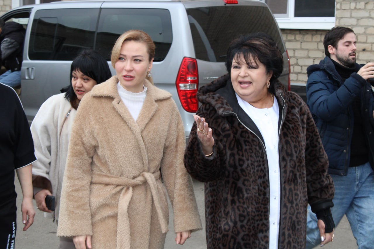 Иван Приходько: Член Совета Федерации Федерального Собрания Российской Федерации, заместитель председателя Комитета Совета Федерации по международным делам, координатор совета партийного проекта «Женское движение» Донецкого... Иван Приходько: Член Совета Федерации Федерального Собрания Российской Федерации, заместитель председателя Комитета Совета Федерации по международным делам, координатор совета партийного проекта «Женское движение» Донецкого...