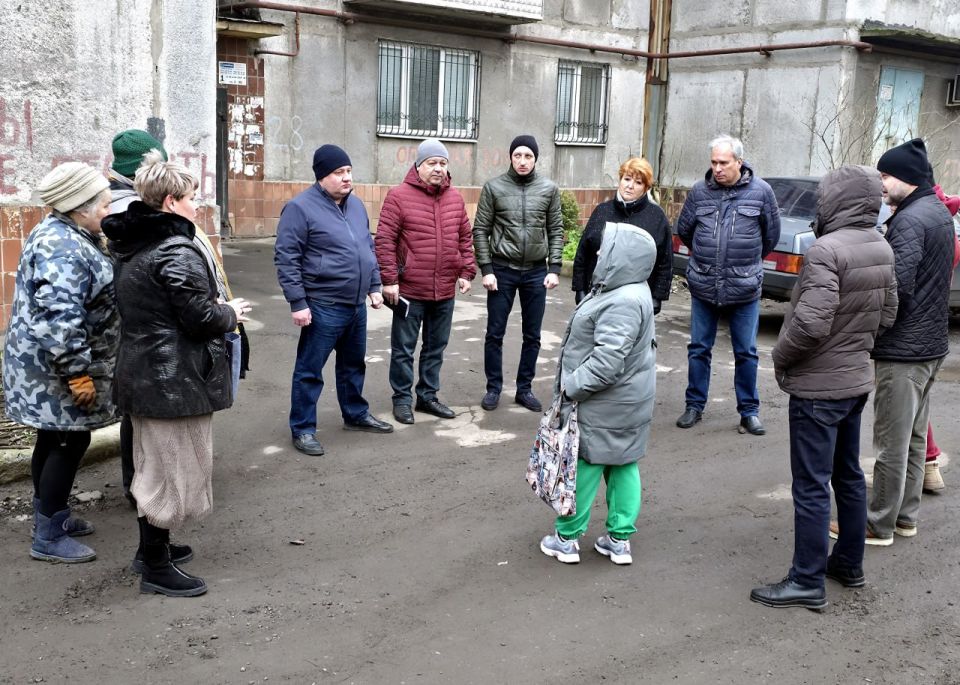 Руководитель управы Куйбышевского района Иван Адамец вместе с депутатами Донецкого горсовета Германом Полуниным, Сергеем Остапенко и Валерием Солодовниковым провели встречу с жителями дома № 28 по улице Сомова Руководитель управы Куйбышевского района Иван Адамец вместе с депутатами Донецкого горсовета Германом Полуниным, Сергеем Остапенко и Валерием Солодовниковым провели встречу с жителями дома № 28 по улице Сомова