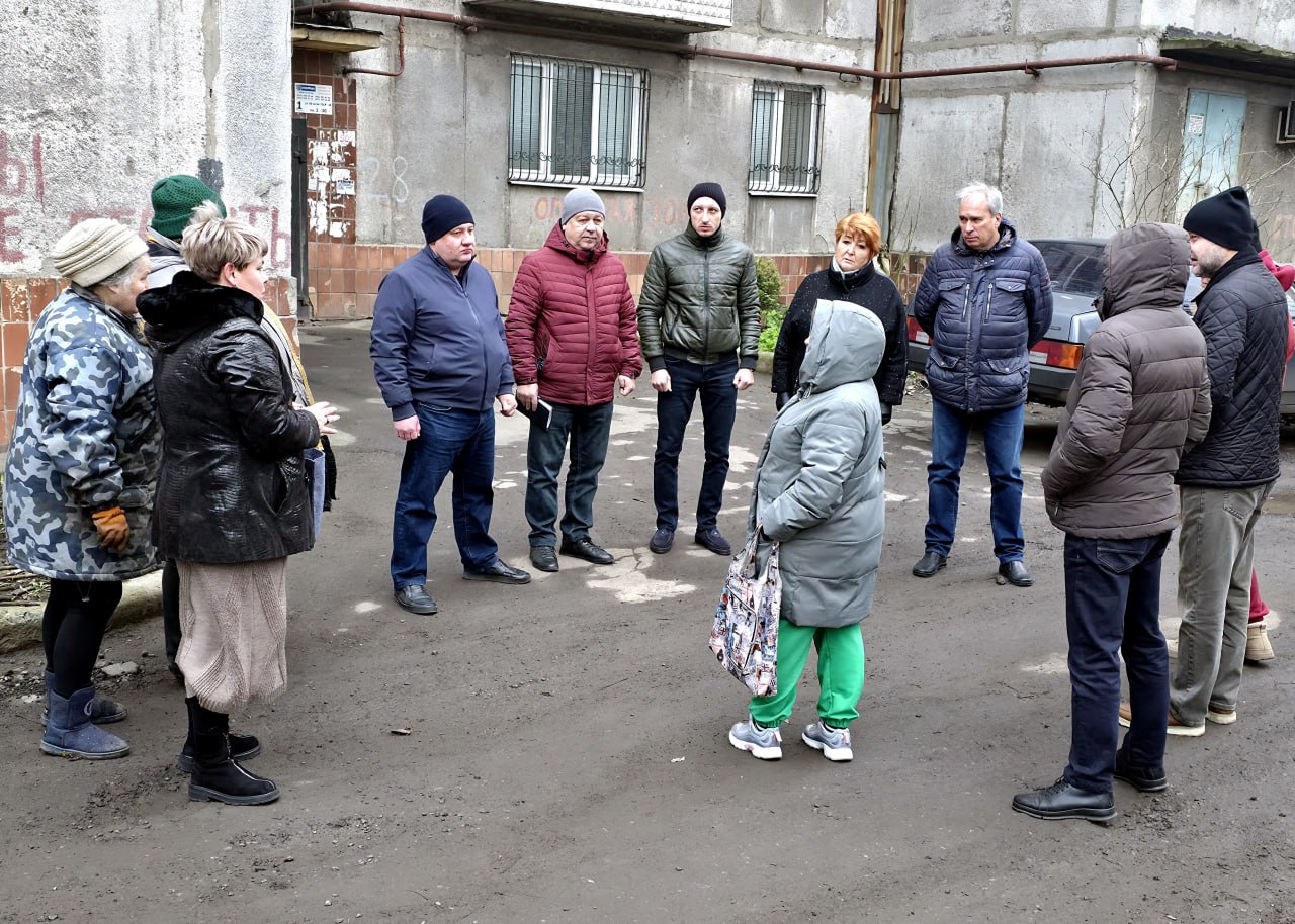 Руководитель управы Куйбышевского района Иван Адамец вместе с депутатами Донецкого горсовета Германом Полуниным, Сергеем Остапенко и Валерием Солодовниковым провели встречу с жителями дома № 28 по улице Сомова Руководитель управы Куйбышевского района Иван Адамец вместе с депутатами Донецкого горсовета Германом Полуниным, Сергеем Остапенко и Валерием Солодовниковым провели встречу с жителями дома № 28 по улице Сомова