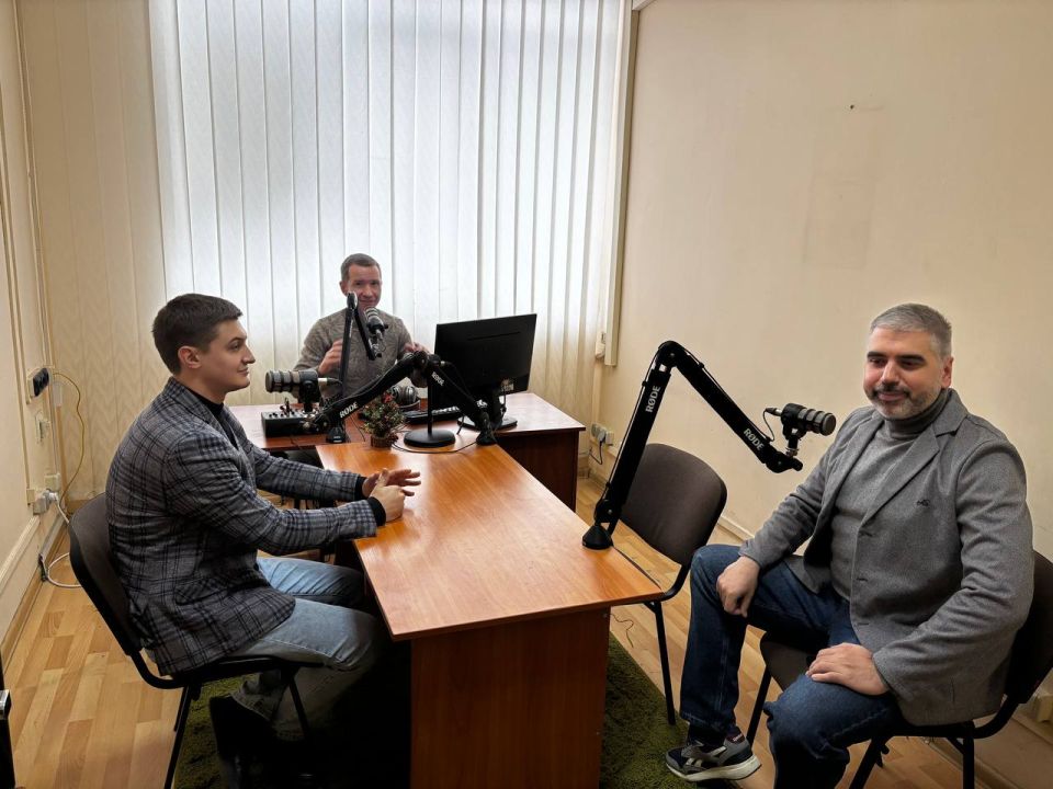 Алексей Дорофеев: Вчерашний вечер провели в студии радио «Республиканского медиа холдинга» Алексей Дорофеев: Вчерашний вечер провели в студии радио «Республиканского медиа холдинга»