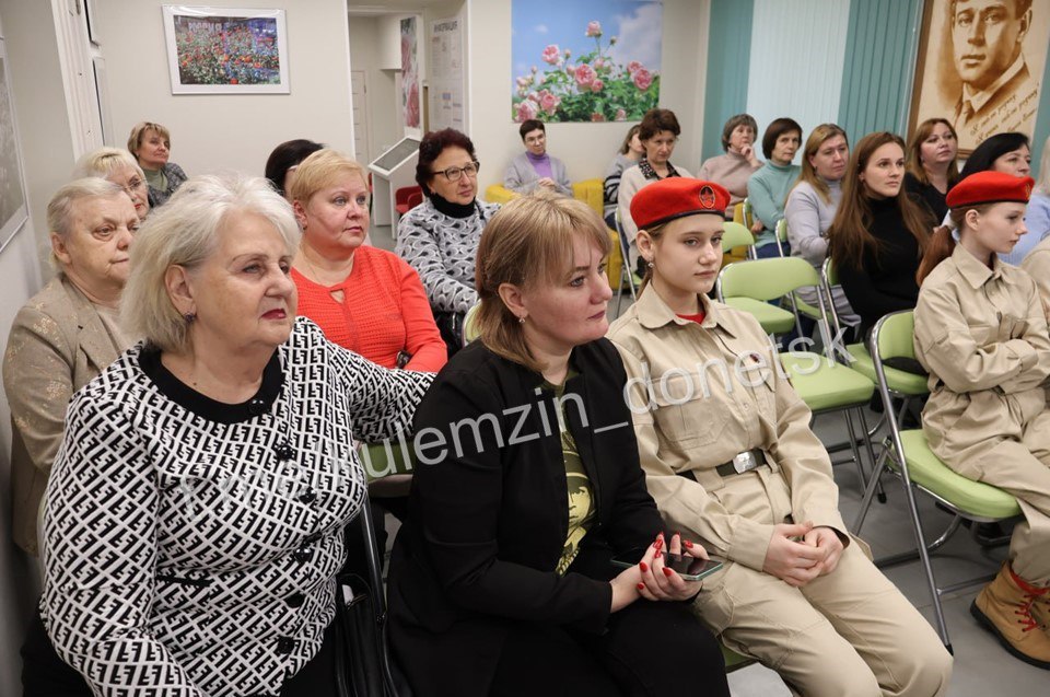 В преддверии Дня Героев Отечества в Центральной городской библиотеке для взрослых состоялась презентация книги «Земли донецкой главный рядовой: литература сражающегося Донбасса» В преддверии Дня Героев Отечества в Центральной городской библиотеке для взрослых состоялась презентация книги «Земли донецкой главный рядовой: литература сражающегося Донбасса»