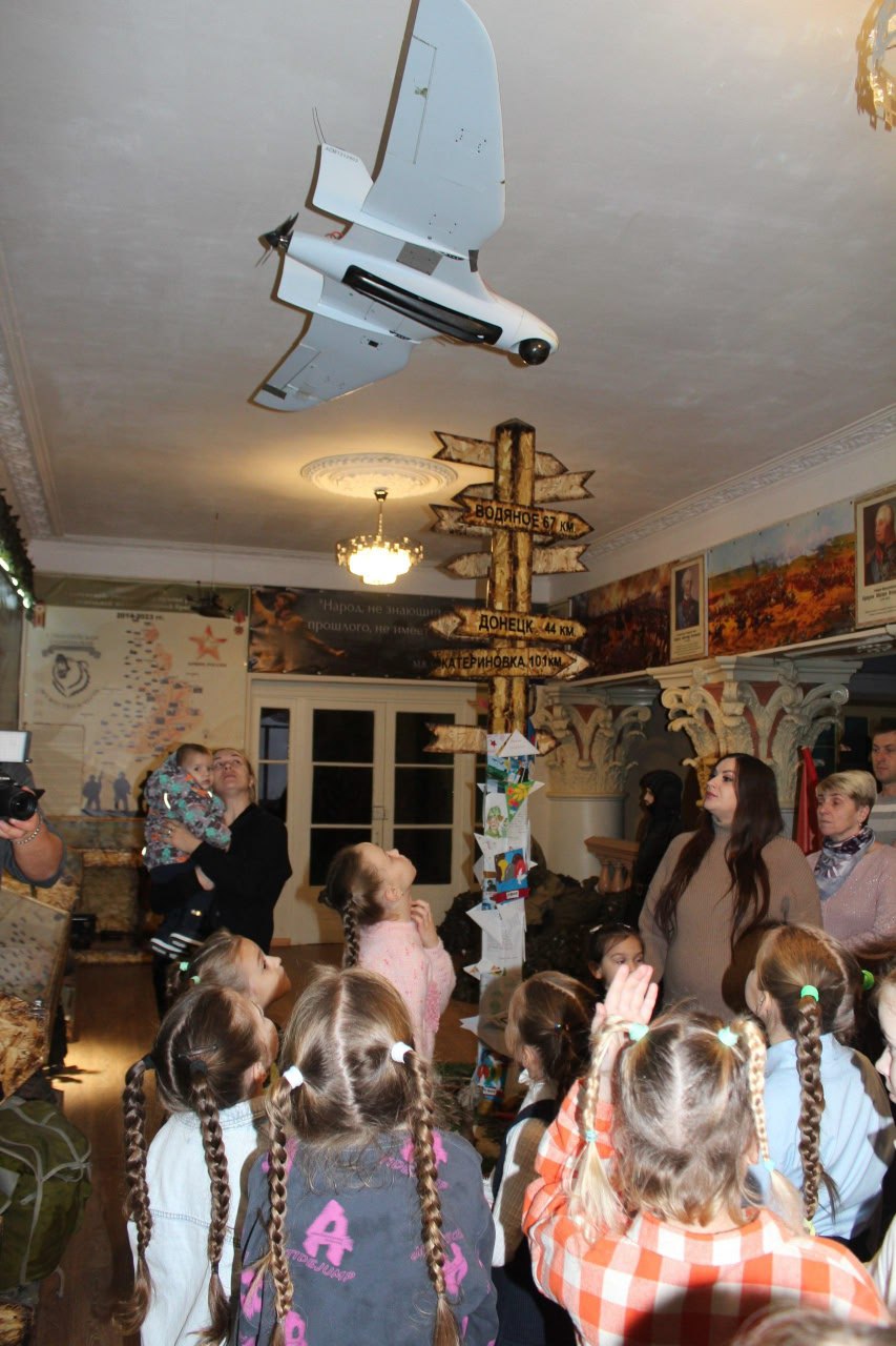 В Комсомольское прошла встреча с членами семьи погибшего участника СВО В Комсомольское прошла встреча с членами семьи погибшего участника СВО