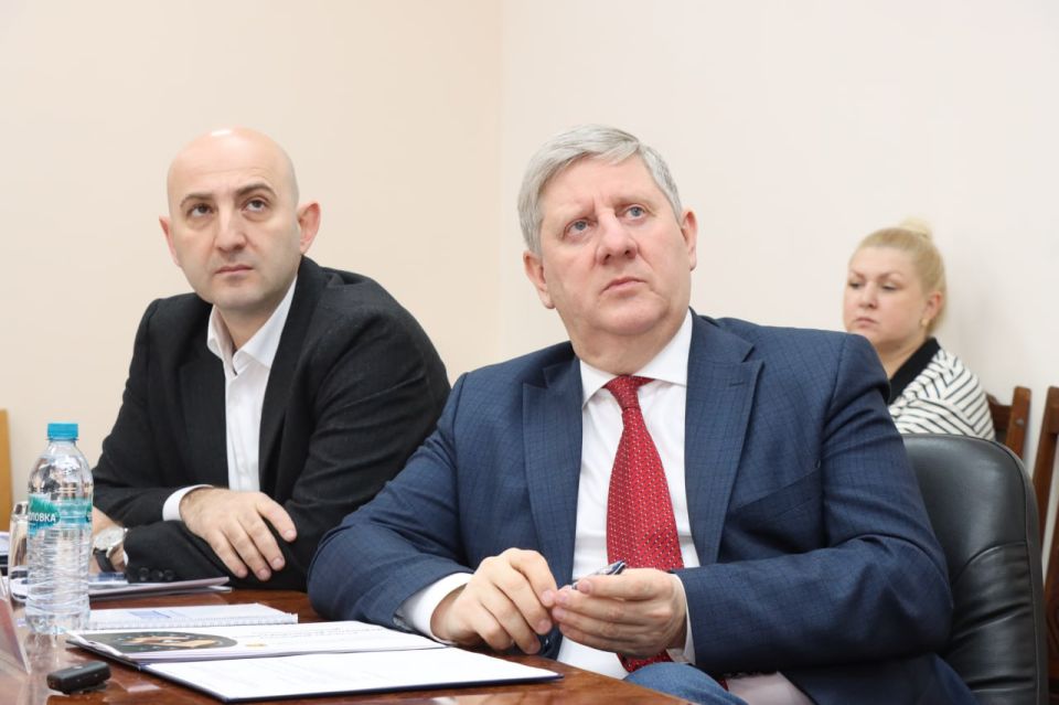 Гурген Малхасян: Вместе с Андреем Геннадьевичем Чертковым Председателем Правительства ДНР встретились с представителями из Липецкой области Гурген Малхасян: Вместе с Андреем Геннадьевичем Чертковым Председателем Правительства ДНР встретились с представителями из Липецкой области