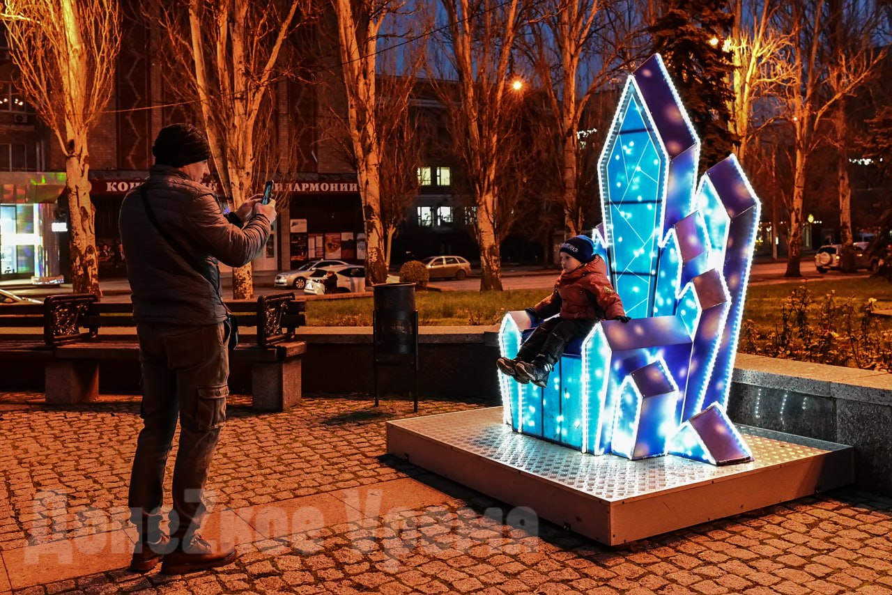 Иллюминации уже включили: вечерний Донецк засиял в свете новогодних огней Иллюминации уже включили: вечерний Донецк засиял в свете новогодних огней