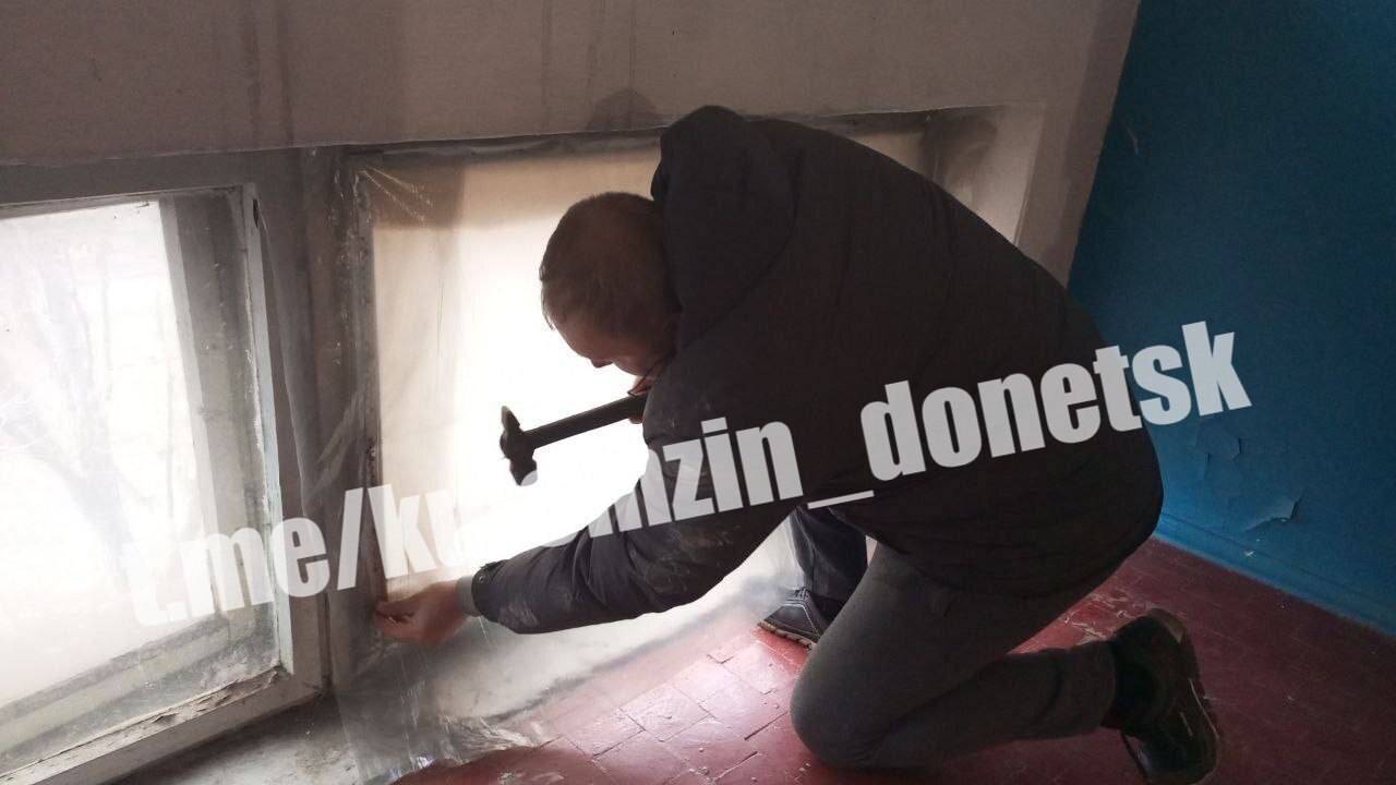 Алексей Кулемзин: Работники Единого регионального фонда по управлению МКД по ДНР и специалисты Дворца культуры «Горняк» устраняют последствия варварской ночной атаки БПЛА в Куйбышевском районе Алексей Кулемзин: Работники Единого регионального фонда по управлению МКД по ДНР и специалисты Дворца культуры «Горняк» устраняют последствия варварской ночной атаки БПЛА в Куйбышевском районе