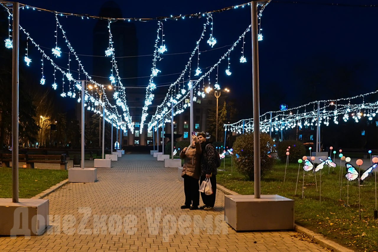 Иллюминации уже включили: вечерний Донецк засиял в свете новогодних огней Иллюминации уже включили: вечерний Донецк засиял в свете новогодних огней