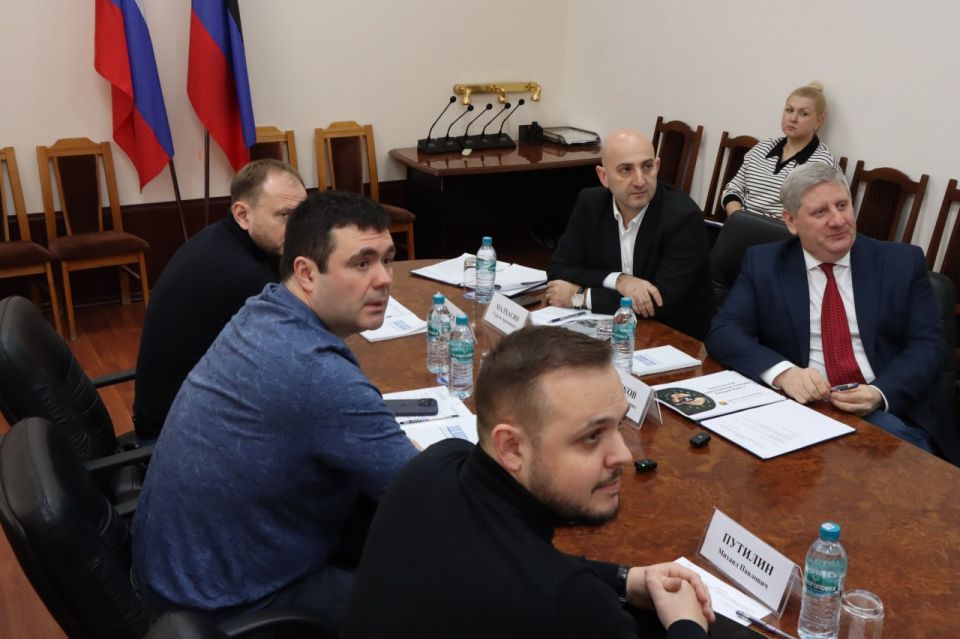 Гурген Малхасян: Вместе с Андреем Геннадьевичем Чертковым Председателем Правительства ДНР встретились с представителями из Липецкой области Гурген Малхасян: Вместе с Андреем Геннадьевичем Чертковым Председателем Правительства ДНР встретились с представителями из Липецкой области