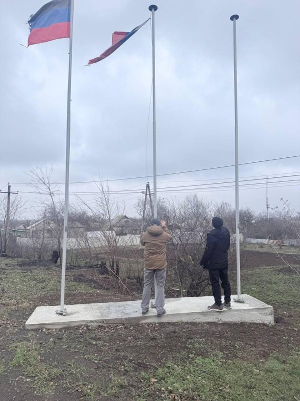 Колымчане заменили флаги на въездной стеле Ждановки Колымчане заменили флаги на въездной стеле Ждановки