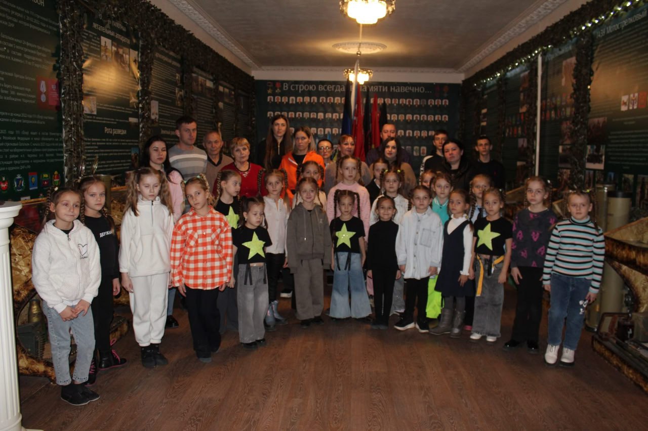 В Комсомольское прошла встреча с членами семьи погибшего участника СВО В Комсомольское прошла встреча с членами семьи погибшего участника СВО