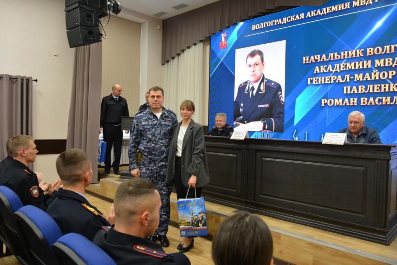 Начальник Волгоградской академии МВД России встретился с обучающимися и сотрудниками Донецкого филиала Начальник Волгоградской академии МВД России встретился с обучающимися и сотрудниками Донецкого филиала