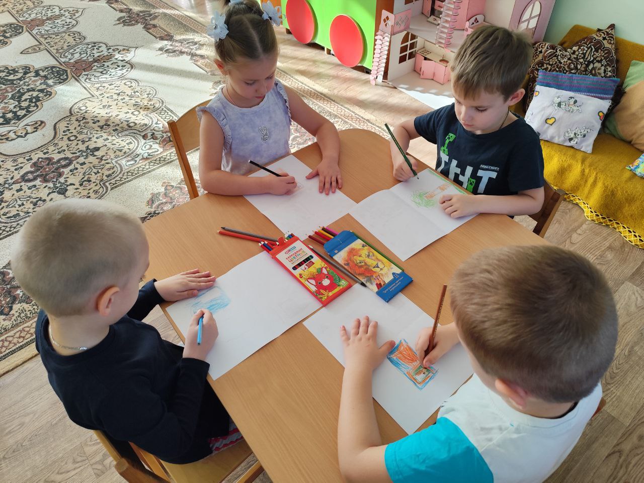 Дети старшей и подготовительной групп ГКДОУ «Детский сад №4 «Сказка» г.о. Дебальцево приняли участие в новогодней акции «Письмо Деду Морозу» Дети старшей и подготовительной групп ГКДОУ «Детский сад №4 «Сказка» г.о. Дебальцево приняли участие в новогодней акции «Письмо Деду Морозу»