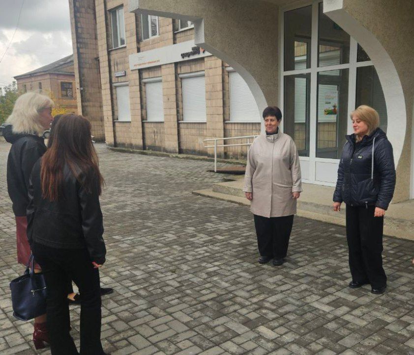 ВСТРЕЧИ С ЖИТЕЛЯМИ. 04 декабря 2025 года депутаты Ясиноватского муниципального совета Донецкой Народной Республики от фракции «Единая Россия» Ольга Безуглая и Владислав Мурай провели встречу с жителями ВСТРЕЧИ С ЖИТЕЛЯМИ. 04 декабря 2025 года депутаты Ясиноватского муниципального совета Донецкой Народной Республики от фракции «Единая Россия» Ольга Безуглая и Владислав Мурай провели встречу с жителями