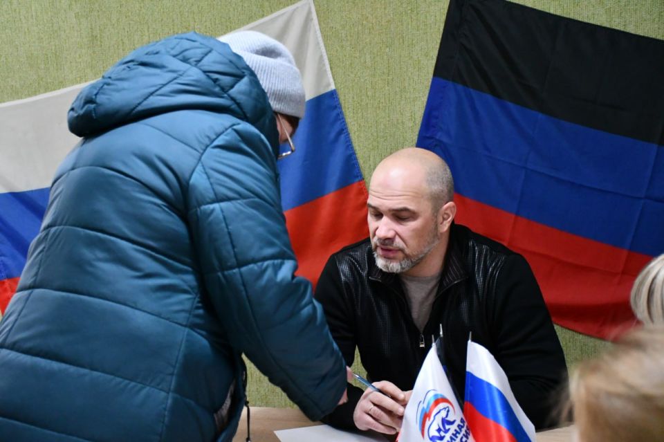 Сегодня, в общественной приемной Всероссийской политической партии «Единая Россия» города Светлодарск глава муниципального образования городского округа Дебальцево, секретарь местного отделения Всероссийской политической... Сегодня, в общественной приемной Всероссийской политической партии «Единая Россия» города Светлодарск глава муниципального образования городского округа Дебальцево, секретарь местного отделения Всероссийской политической...