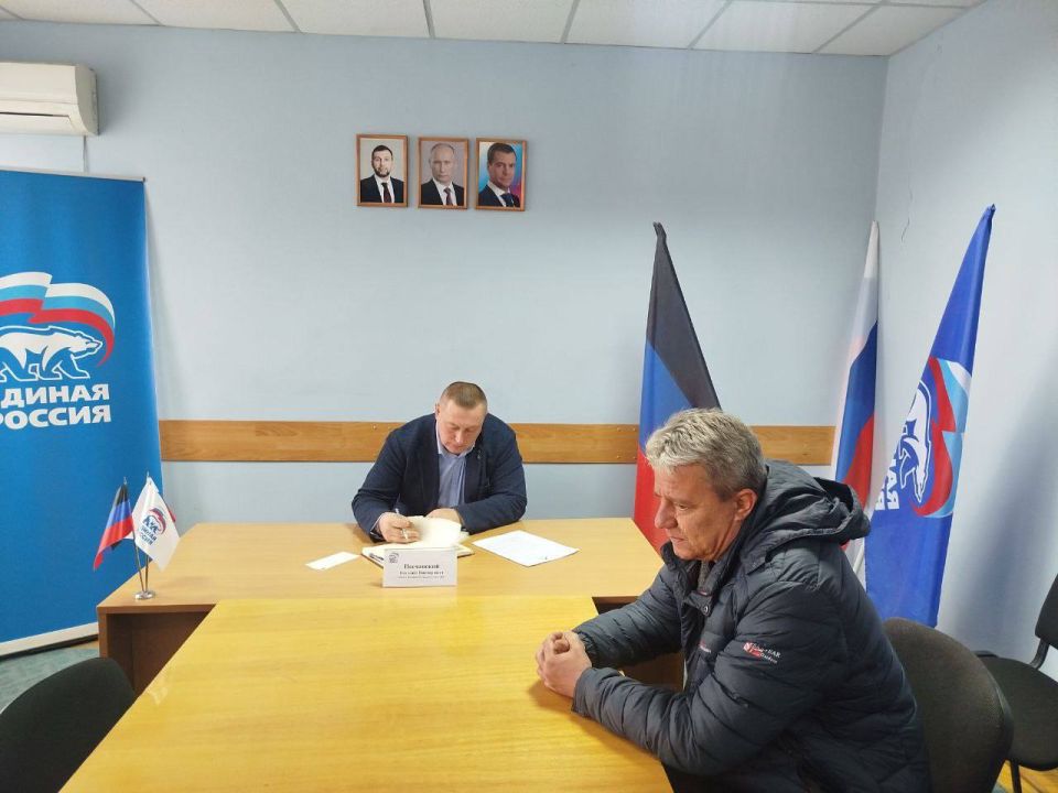 Председатель Иловайского городского совета Песчанский Виталий Викторович провёл прием граждан, на котором активно обсуждались актуальные вопросы, волнующие жителей нашего округа