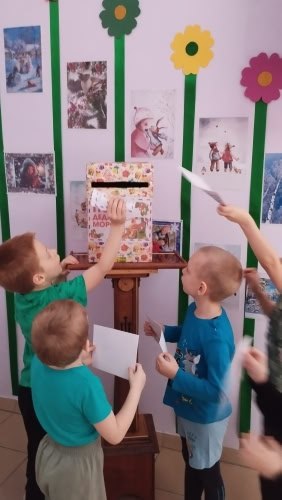 Дети старшей и подготовительной групп ГКДОУ «Детский сад №4 «Сказка» г.о. Дебальцево приняли участие в новогодней акции «Письмо Деду Морозу» Дети старшей и подготовительной групп ГКДОУ «Детский сад №4 «Сказка» г.о. Дебальцево приняли участие в новогодней акции «Письмо Деду Морозу»