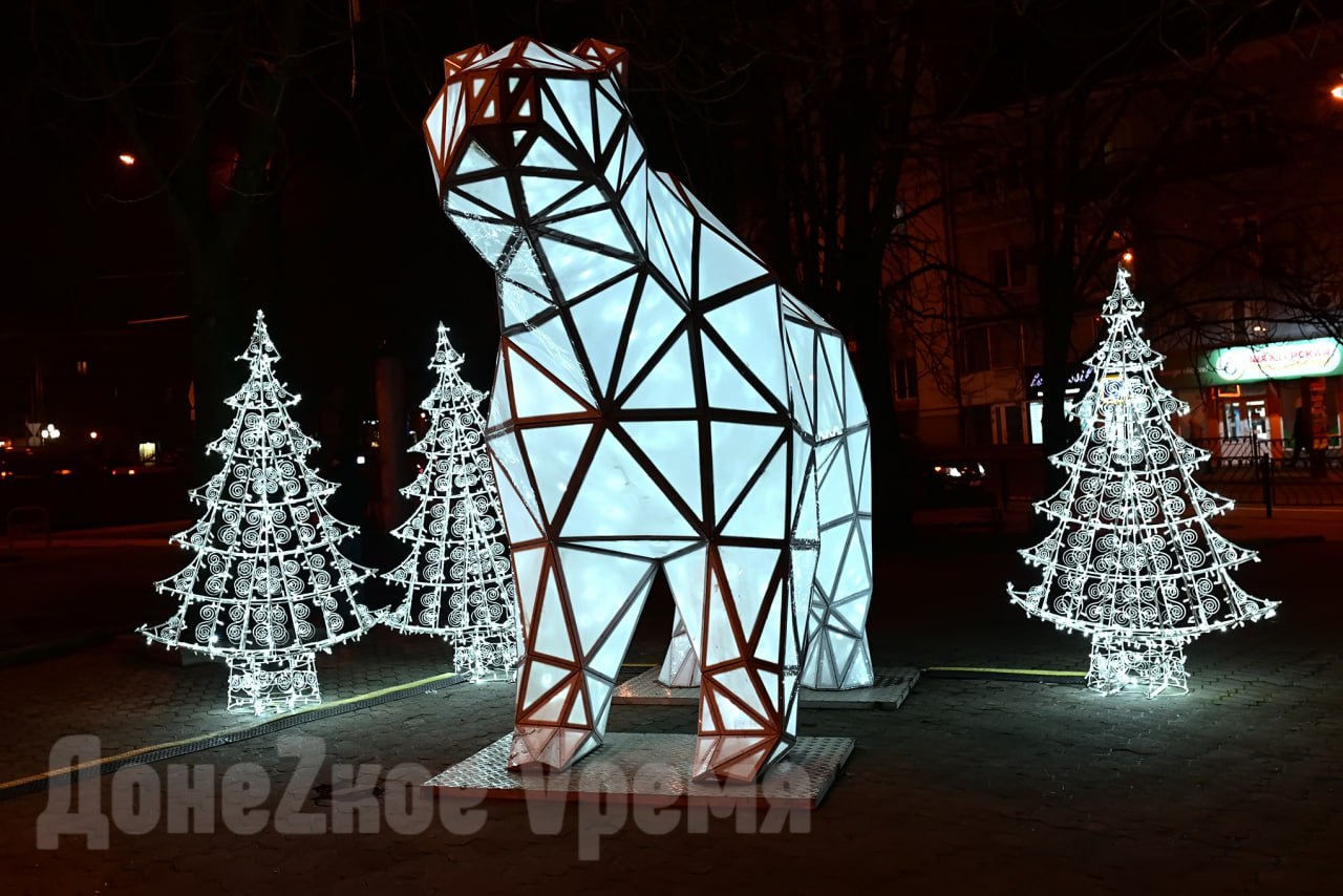 Иллюминации уже включили: вечерний Донецк засиял в свете новогодних огней Иллюминации уже включили: вечерний Донецк засиял в свете новогодних огней