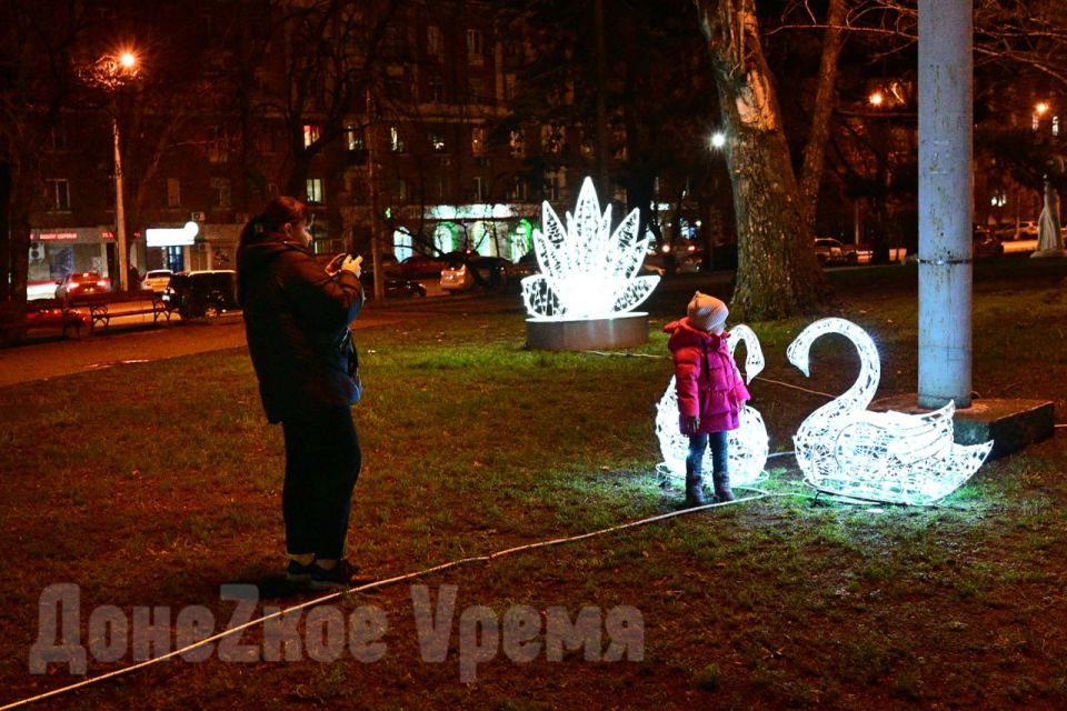 Иллюминации уже включили: вечерний Донецк засиял в свете новогодних огней Иллюминации уже включили: вечерний Донецк засиял в свете новогодних огней