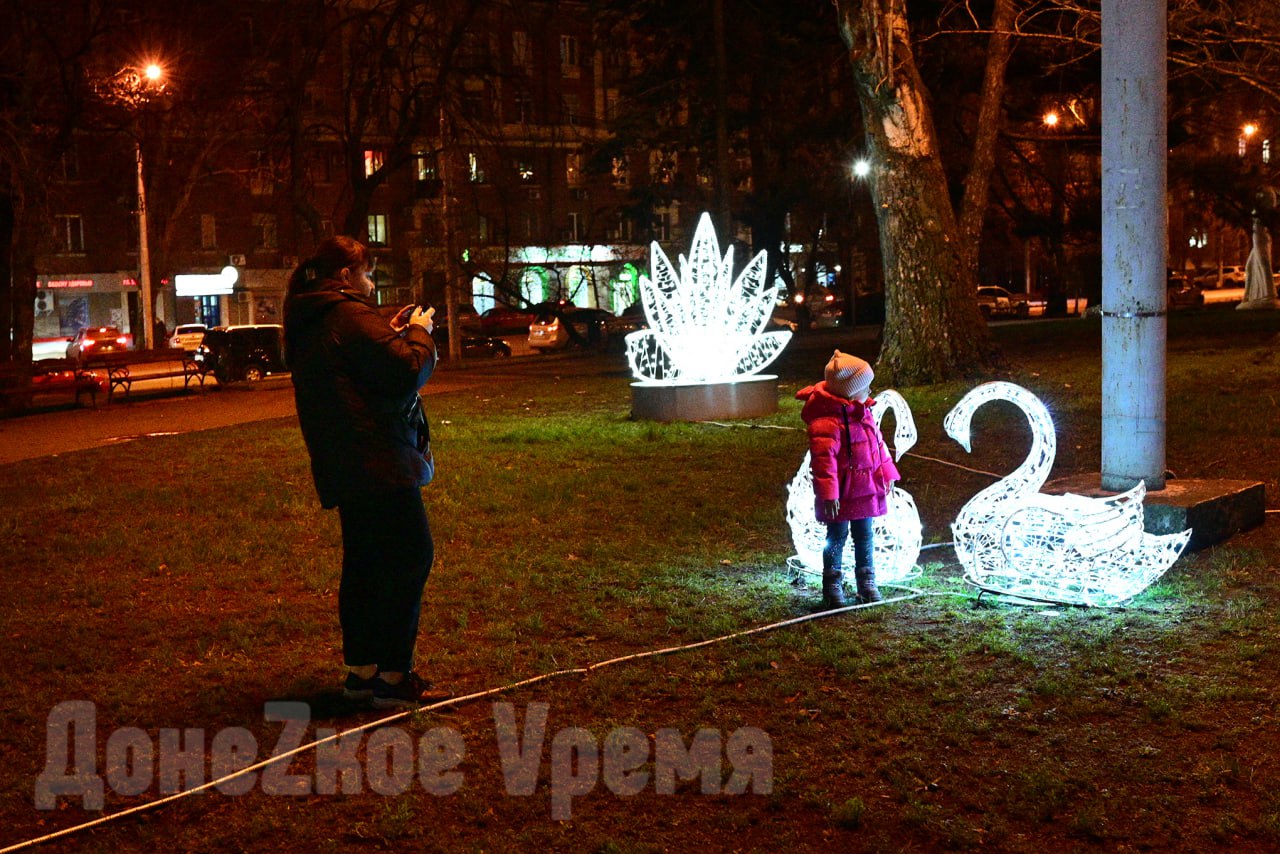 Иллюминации уже включили: вечерний Донецк засиял в свете новогодних огней Иллюминации уже включили: вечерний Донецк засиял в свете новогодних огней