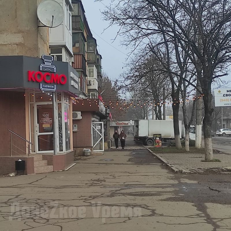 Гирлянды, иллюминация, световые элементы: к Новому году Горловку украшают, но елку ставить не будут Гирлянды, иллюминация, световые элементы: к Новому году Горловку украшают, но елку ставить не будут