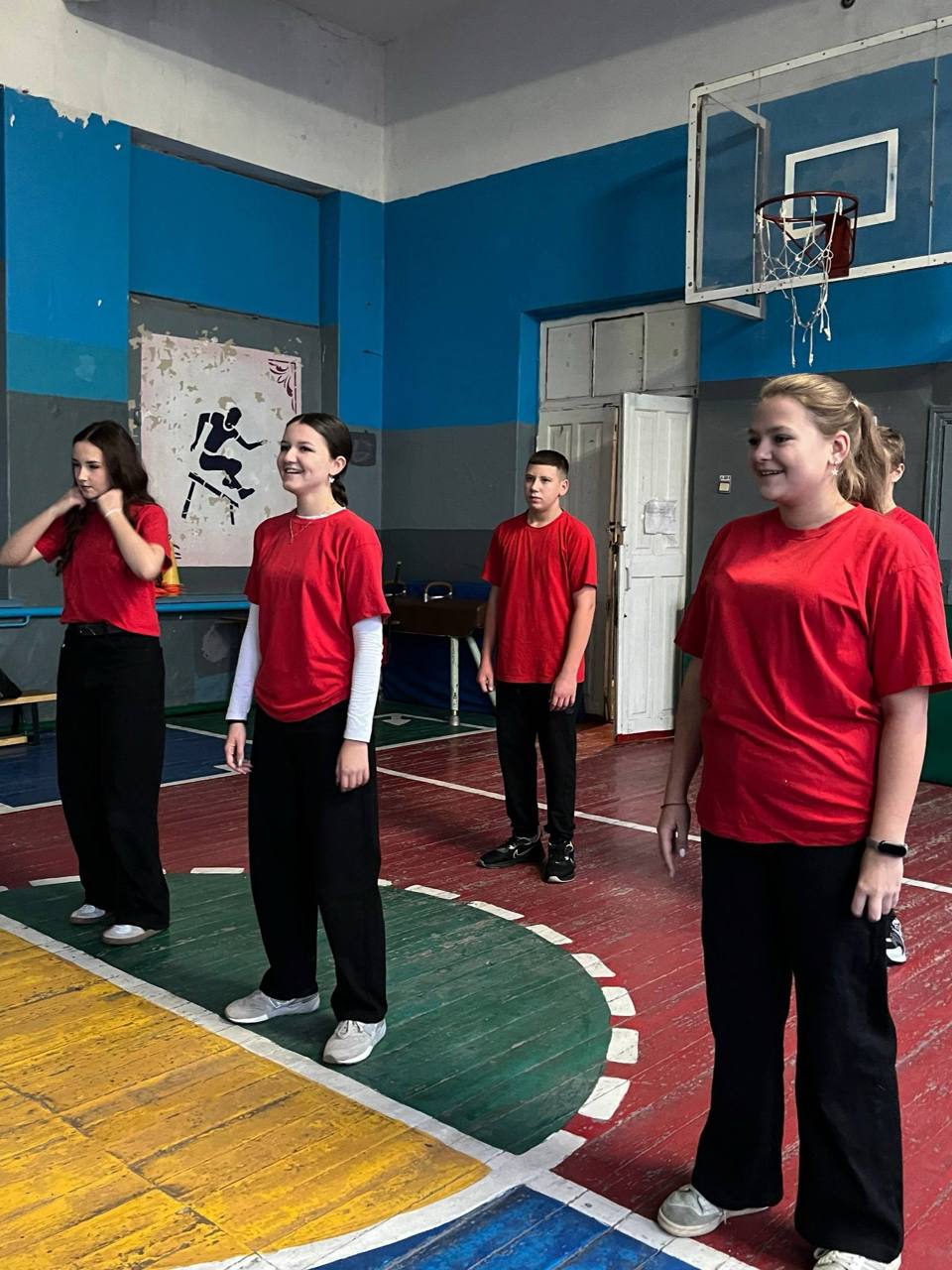 ЮНАРМЕЙСКАЯ ЗАРЯДКА. Юнармейцы отряда ВПК «Пламя» штаба местного отделения городского округа Харцызска СШ № 4, ученики из 9-А класса Муляр Анастасия, Бесчаснов Давид, Мокровуз Виктория, Воробьев Сергей, Уманец Алина, перед... ЮНАРМЕЙСКАЯ ЗАРЯДКА. Юнармейцы отряда ВПК «Пламя» штаба местного отделения городского округа Харцызска СШ № 4, ученики из 9-А класса Муляр Анастасия, Бесчаснов Давид, Мокровуз Виктория, Воробьев Сергей, Уманец Алина, перед...