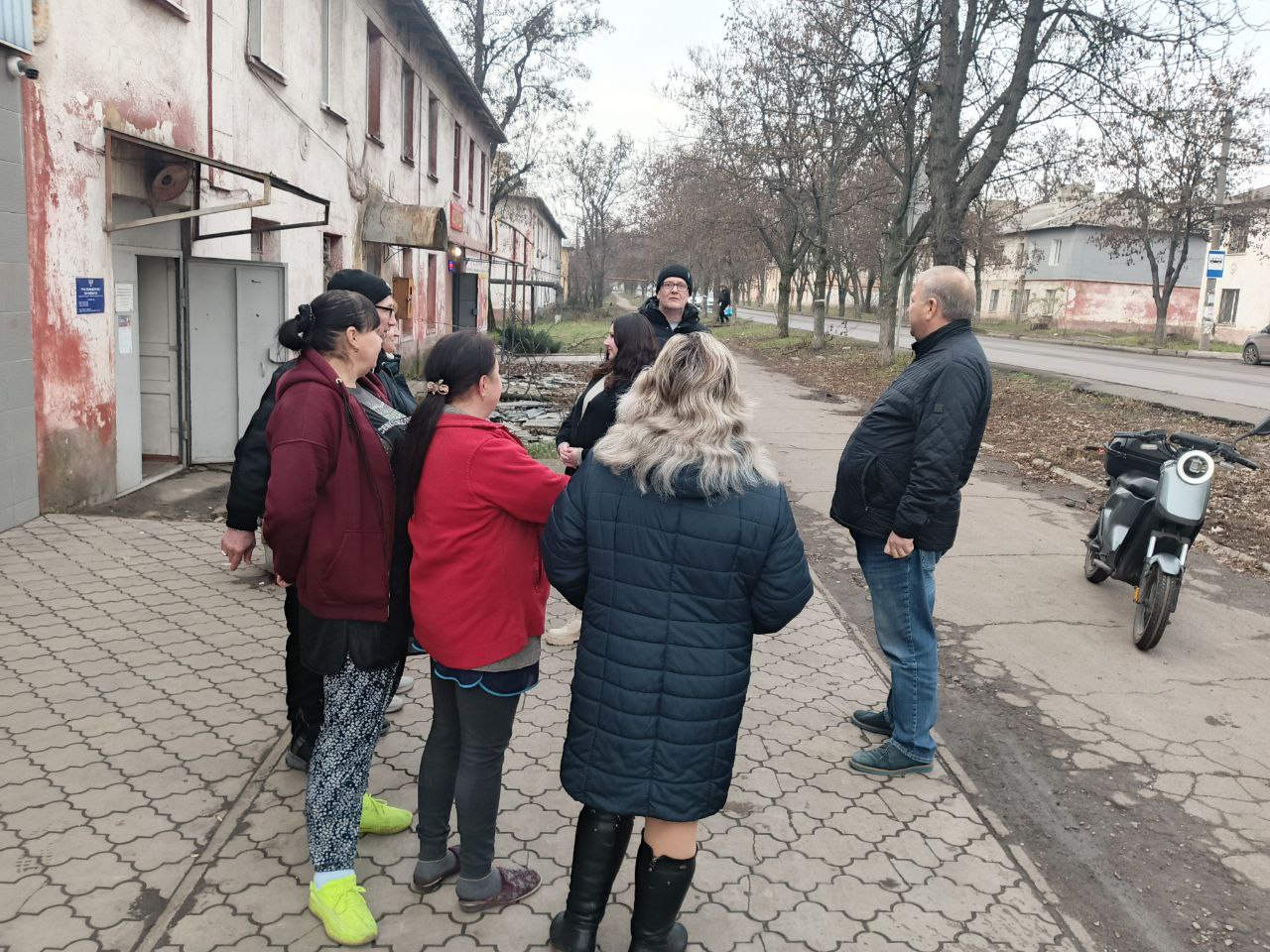 Сегодня, 4 декабря 2025 года, по поручению Главы Республики Дениса Пушилина, депутат Донецкого городского Совета ДНР Михаил Рыбаков провел встречу жителями по адресу: ул. Кирова, 201