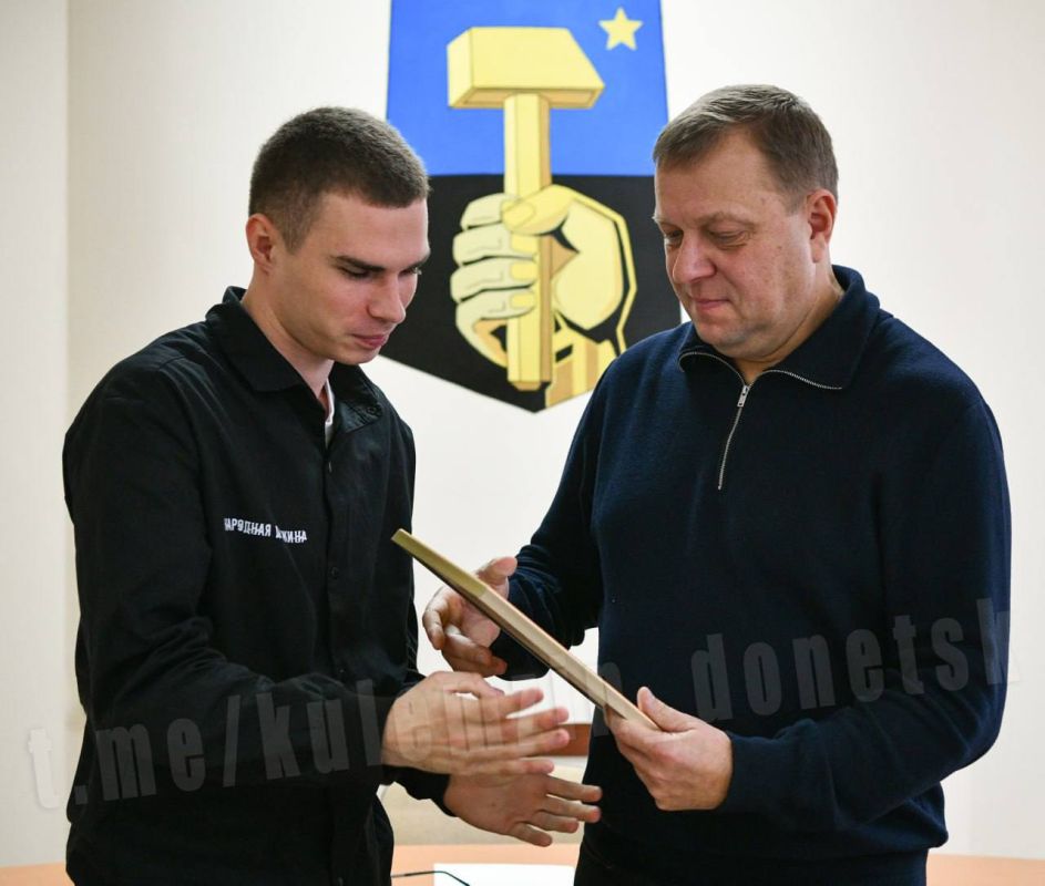 В Донецке наградили волонтеров В Донецке наградили волонтеров