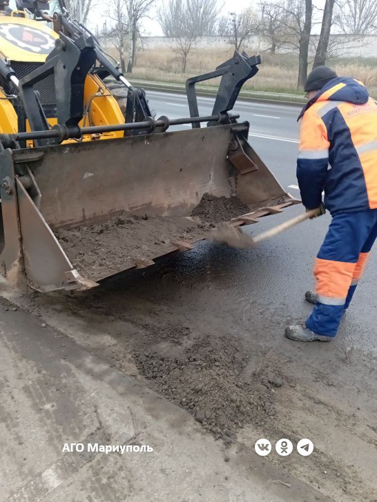 В Ильичевском районе Мариуполя дорожники ведут комплексную уборку проезжей части В Ильичевском районе Мариуполя дорожники ведут комплексную уборку проезжей части