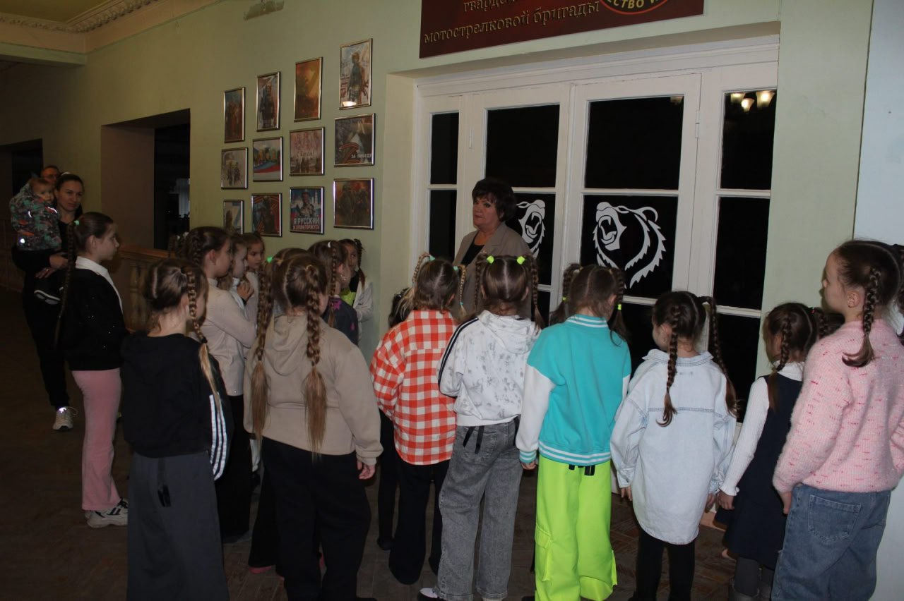 В Комсомольское прошла встреча с членами семьи погибшего участника СВО В Комсомольское прошла встреча с членами семьи погибшего участника СВО