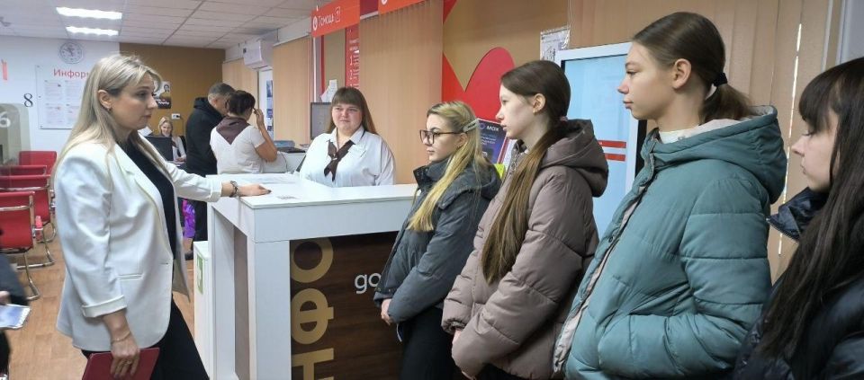 В Амвросиевском округе прошла профориентация в МФЦ для школьников В Амвросиевском округе прошла профориентация в МФЦ для школьников